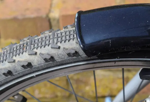 在一个装有金属轮毂的自行车轮上的近视 — 图库照片