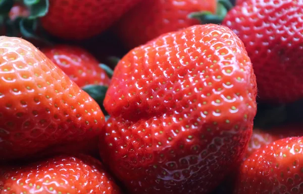수있는 딸기의 자연적 배경을 자세히 들여다봄 — 스톡 사진