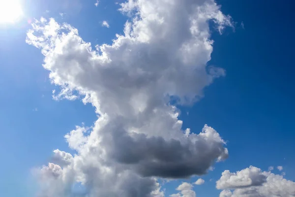 Beaux Nuages Blancs Moelleux Dans Ciel Été Bleu Profond — Photo