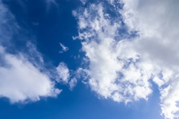 Nuvens Fofas Brancas Bonitas Céu Azul Profundo Verão — Fotografia de Stock