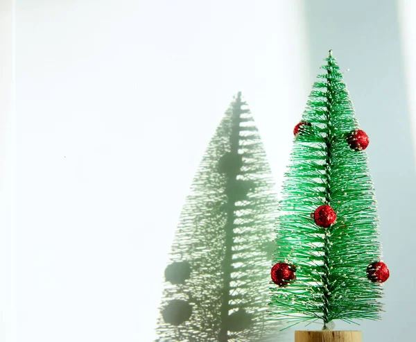 Speelgoedkerstboom Met Rode Ballen Een Witte Achtergrond Schaduw Van Kerstboom — Stockfoto