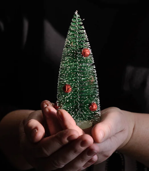 Albero Natale Giocattolo Con Palle Rosse Mani Femminili Uno Sfondo — Foto Stock