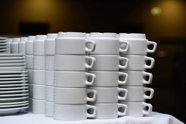 Çay fincanları yıkanıp istiflenir. Kotsnept - bulaşık yıka