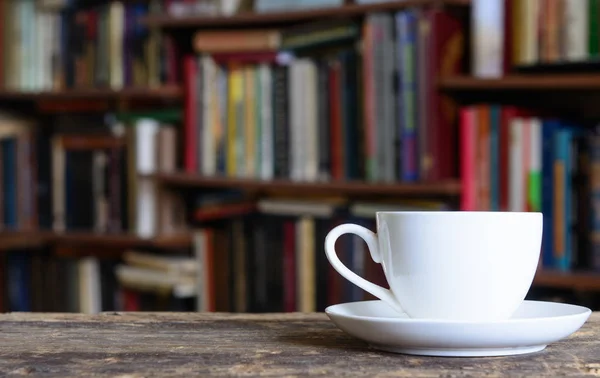 Sur Table Trouve Une Tasse Café Sur Fond Flou Livres — Photo