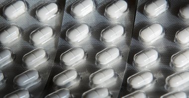 Güneş tarafından aydınlatılan su toplamış haplar. Konsept - sağlık, koronovirüs, ilaç