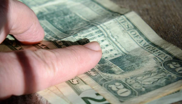 Auf Dem Auf Dem Tisch Liegenden Dollar Zeigt Einen Finger — Stockfoto