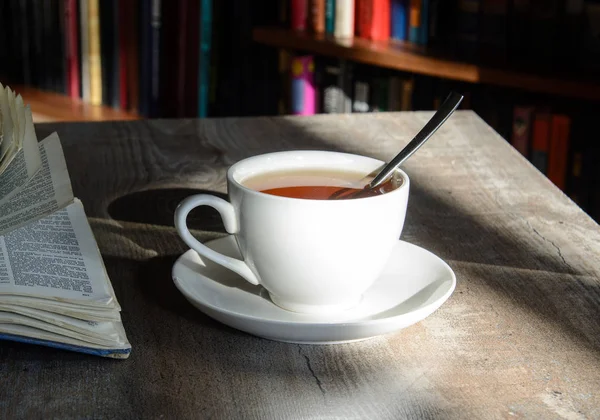 Een Witte Beker Met Koffie Staat Een Tafel Verlicht Door — Stockfoto