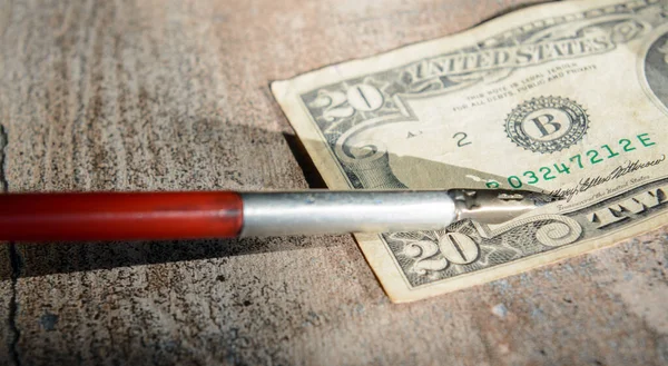 Pen Red Vintage Pen Fits Signature Twenty Dollar Bill Concept — 스톡 사진