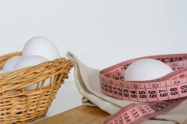 Yumurtalar sepette. Bir yumurta peçetenin üzerinde ayrı olarak yatar. Konsept - zayıflama, protein diyeti, saat yönünde beslenme