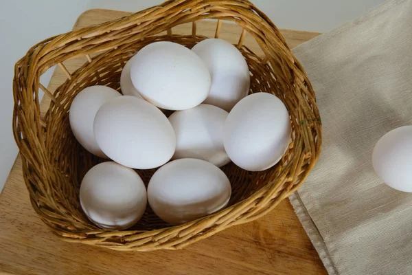 Die Eier Sind Korb Ein Liegt Separat Auf Einer Serviette — Stockfoto