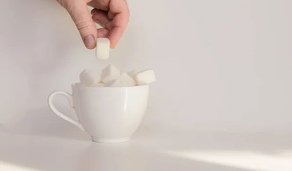 Une Tasse Café Est Remplie Morceaux Sucre Dans Les Doigts — Photo