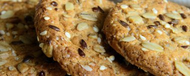 Ayçiçeği, susam tohumu ve keten tohumu serpiştirilmiş yulaflı kurabiyeler. Konsept - diyet, doğal beslenme, vegan