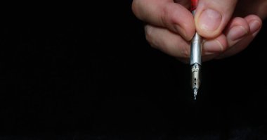 Kadın elinde çelik kalemle dolma kalem. Yatay çekim. Konsept - iş, muhasebe.