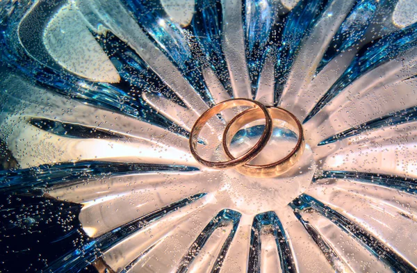 Gouden Trouwringen Onderaan Zeebodem Concept Huwelijk Verloving Bruidegom Bruid — Stockfoto