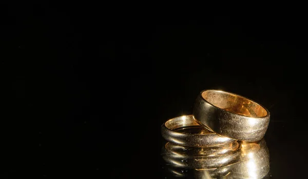 Espejo Hay Dos Anillos Bodas Oro Fondo Negro Concepto Compromiso —  Fotos de Stock