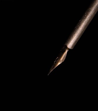 Siyah arkaplanı işaret eden dolma kalemle. Konsept - belgeleri imzalayın, sözleşmeler, iş