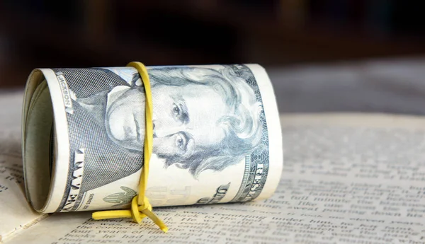 Dolarları topladım, elastik bir bantla sardım. Dolarlar açık defterde. Kavram - Yoksulluk, Tasarruf
