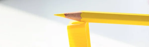 Ein Gelber Bleistift Liegt Auf Einem Gelben Spitzer Konzept Schule — Stockfoto