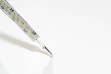 Beyaz arka planda cıva termometresi. Konsept - Coronovirüs Hastalığı