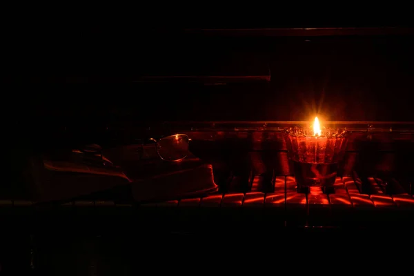 Eine Brennende Lampe Steht Auf Den Schwarz Weißen Klaviertasten Der — Stockfoto