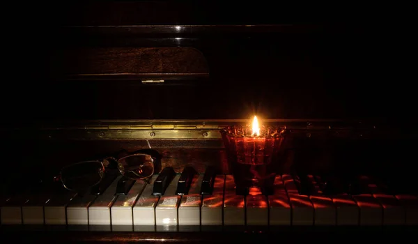 Preto Branco Piano Teclas Óculos Estão Correndo Uma Vela Está — Fotografia de Stock