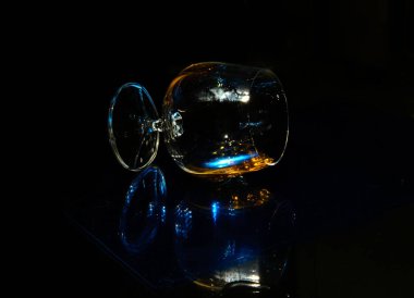 Aynada ince duvarlı bir cam uzanıyor. Yüzeyinde çok renkli yansımalar var. İyi geceler. Konsept - Parti