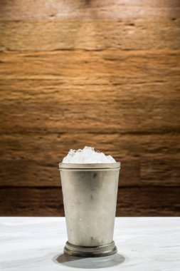 Mermer tezgahın üzerine paslanmaz buz kovası