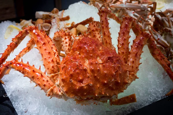 Close up of alaskan king crab and seafood — Stock Photo, Image