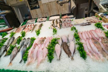 Taze balık, geleneksel pazarda.