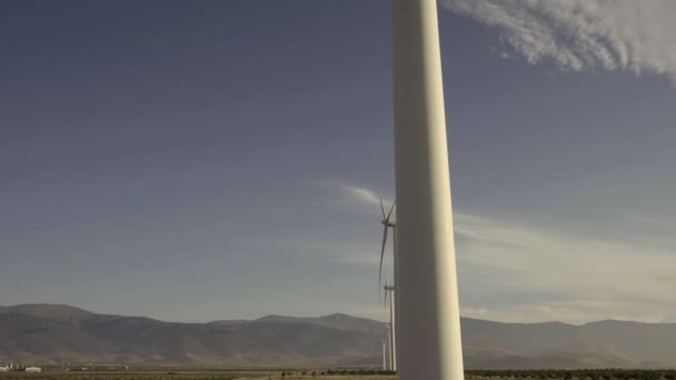 Lijn Van Windturbines Volle Capaciteit — Stockvideo