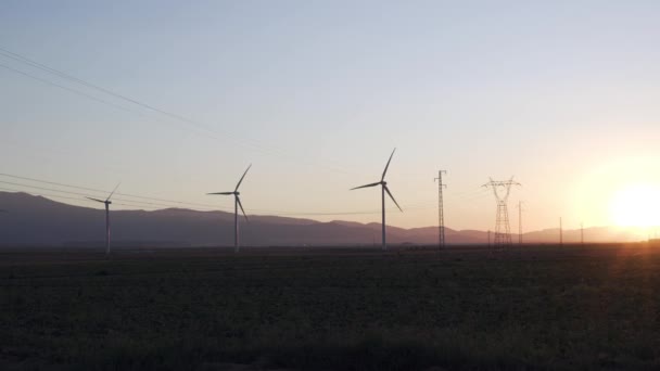 日落时产生能量的三个风力涡轮机 — 图库视频影像