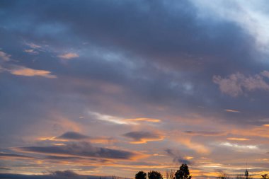 Gün batımında mavi gökyüzünün altında renkli bulutlar. Arkaplan kaynağı