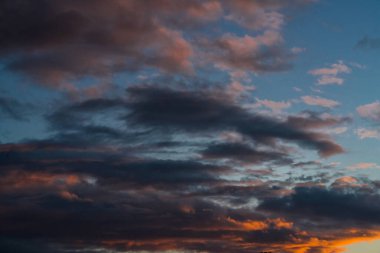 Gün batımında mavi gökyüzünün altında renkli bulutlar. Arkaplan kaynağı