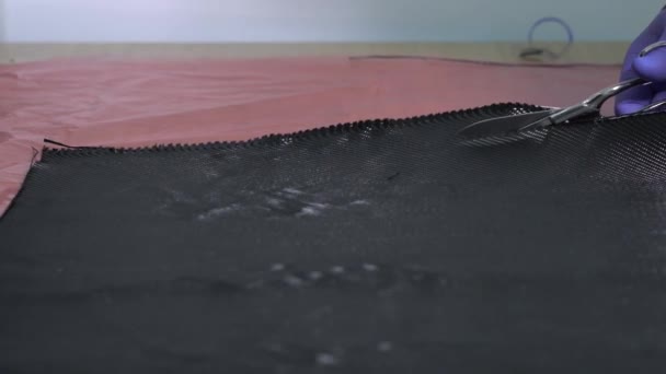 车间用特殊剪子裁剪碳纤维 配有白色外套和手套的复合材料工人专家 — 图库视频影像