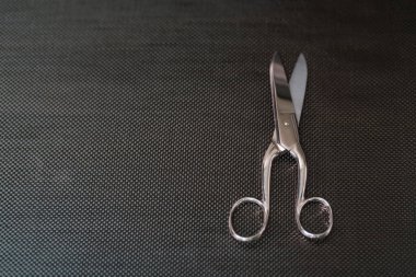 Karbon fiber ve özel makas.