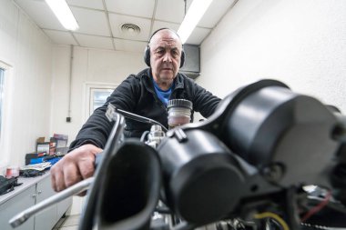 Motorsikletin gücünü Dyno ile test eden mühendis.