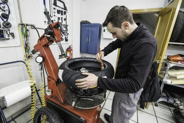 Mécanicien Répare Les Motos Dans Atelier Changement Pneus — Photo