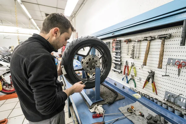 Mécanicien Répare Les Motos Dans Atelier Équilibrage Des Roues — Photo