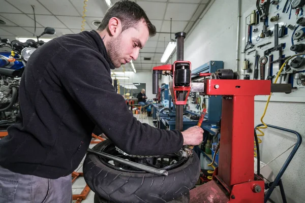Mécanicien Répare Les Motos Dans Atelier Changement Pneus — Photo
