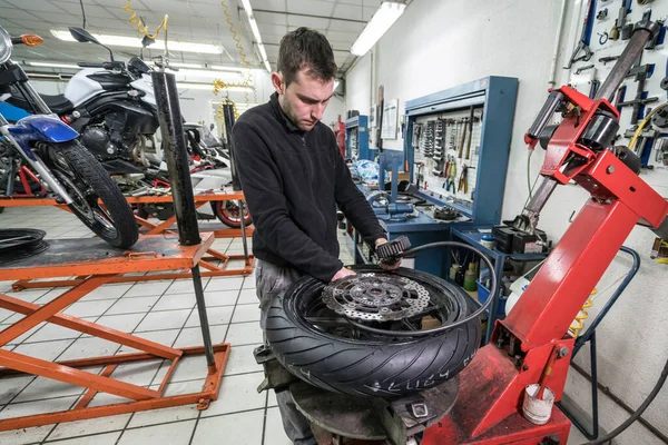 Mécanicien Répare Les Motos Dans Atelier Changement Pneus — Photo