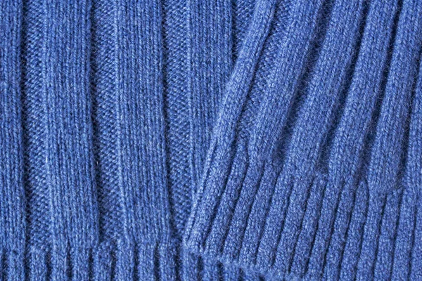 Текстура дорогого натурального трикотажного голубого свитера с полосатым рисунком и красивой тканью — стоковое фото
