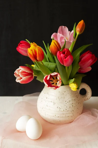 Ambiance Des Vacances Printemps Tulipes Multicolores Dans Une Cruche Avec — Photo