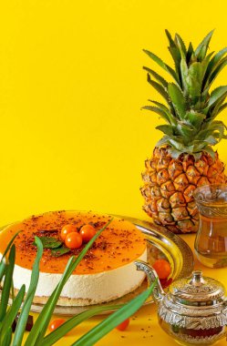 Doğal malzemelerden yapılmış sarı ananaslı turta, taze sufle, süzme peynir ve ananas püresinden oluşur. Egzotik meyveli sağlıklı hamur işleri. Yemek fotoğrafı, dikey yönelim, kopyalama alanı