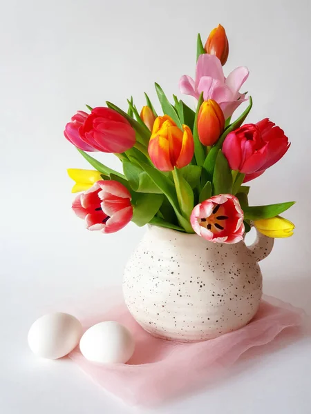 Весеннее Праздничное Настроение Цветные Тюльпаны Кувшине Двумя Цельными Белыми Яйцами — стоковое фото