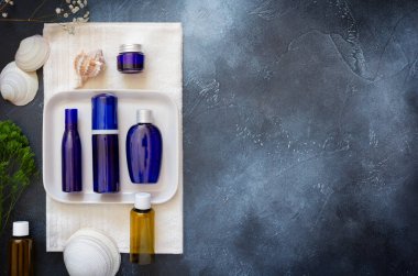 Kozmetik SPA marka modeli, üst görünüm, koyu mavi arka plan, tasarımınızı yerleştirin