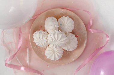 Doğum günü partisi için beyaz şekerlemeli lezzetli çikolata.