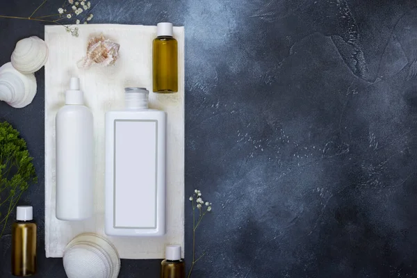 Kozmetik SPA marka modeli, üst görünüm, koyu mavi arka plan, tasarımınızı yerleştirin