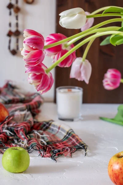 Une partie de l'intérieur : une table pour femmes avec fleurs de printemps et accessoires — Photo