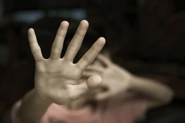Muchacho mostrando el gesto STOP con la mano. Concepto de viol doméstico — Foto de Stock