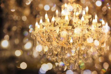 Çağdaş avizenin kristaline yaklaş,